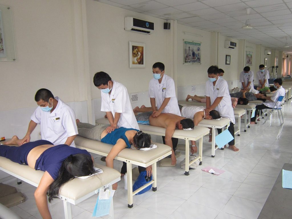 nguoi-kham-chua-benh-phai-la-cac-bac-si-co-chuyen-mon-va-chung-chi-hanh-nghe